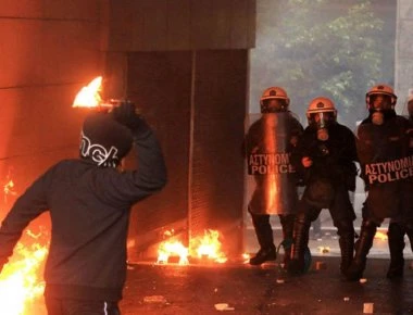Επεισόδια ανάμεσα σε κουκουλοφόρους, χούλιγκαν και αστυνομικούς στα Εξάρχεια